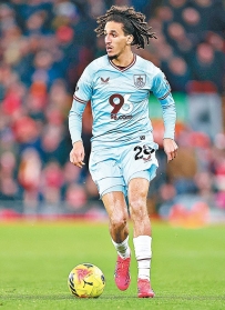 [东方报]英超：新特蘭鬥般尼半場和要追[02-02]