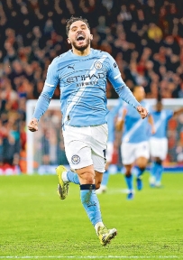 [东方报]英超：地頭快刀超煞食 曼城急先鋒劫富派半W[02-11]